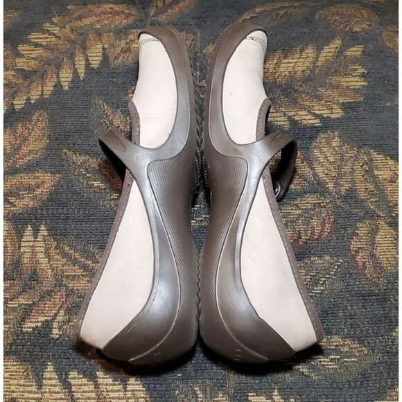 CROCS Wrapped Brown Tan Suede Mary Jane Shoes- Size 10 - Picture 5 of 6